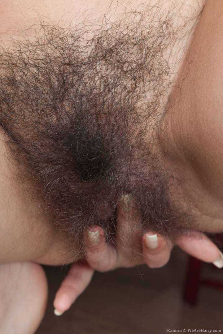 Russa Ramira de Peitos Deliciosos Massageando sua Buceta Peluda