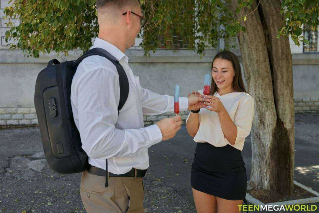 Minha Esposa de Saia Curta Fodendo com Estranho