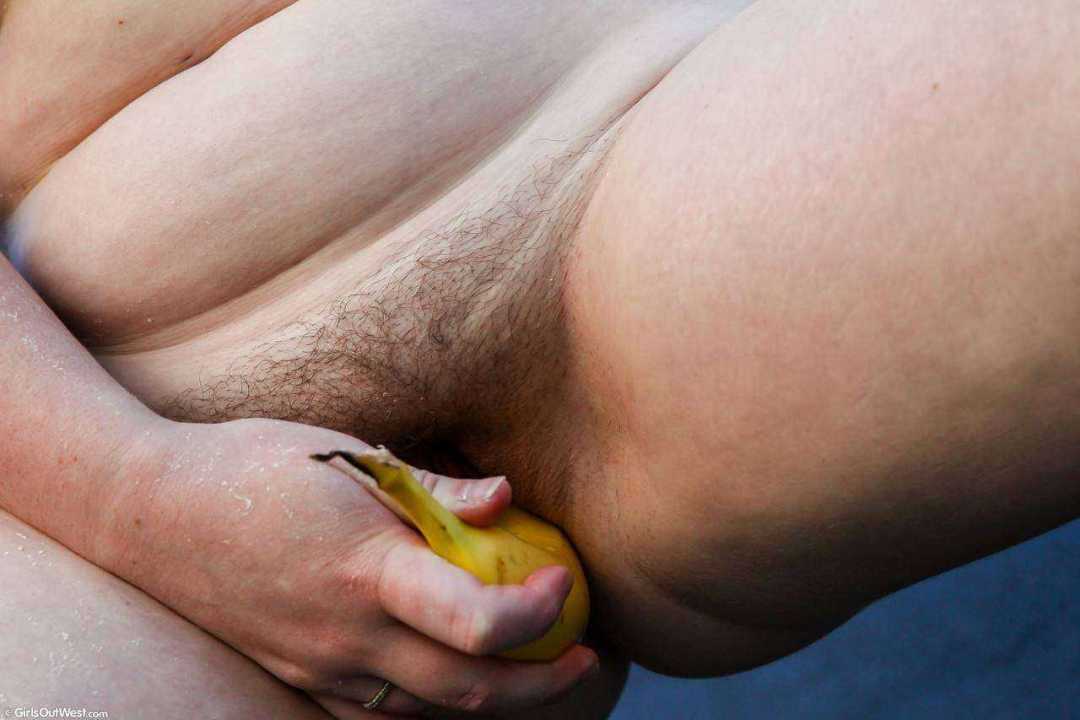Fotos de Loira Gostosa Pelada Brincando com Banana