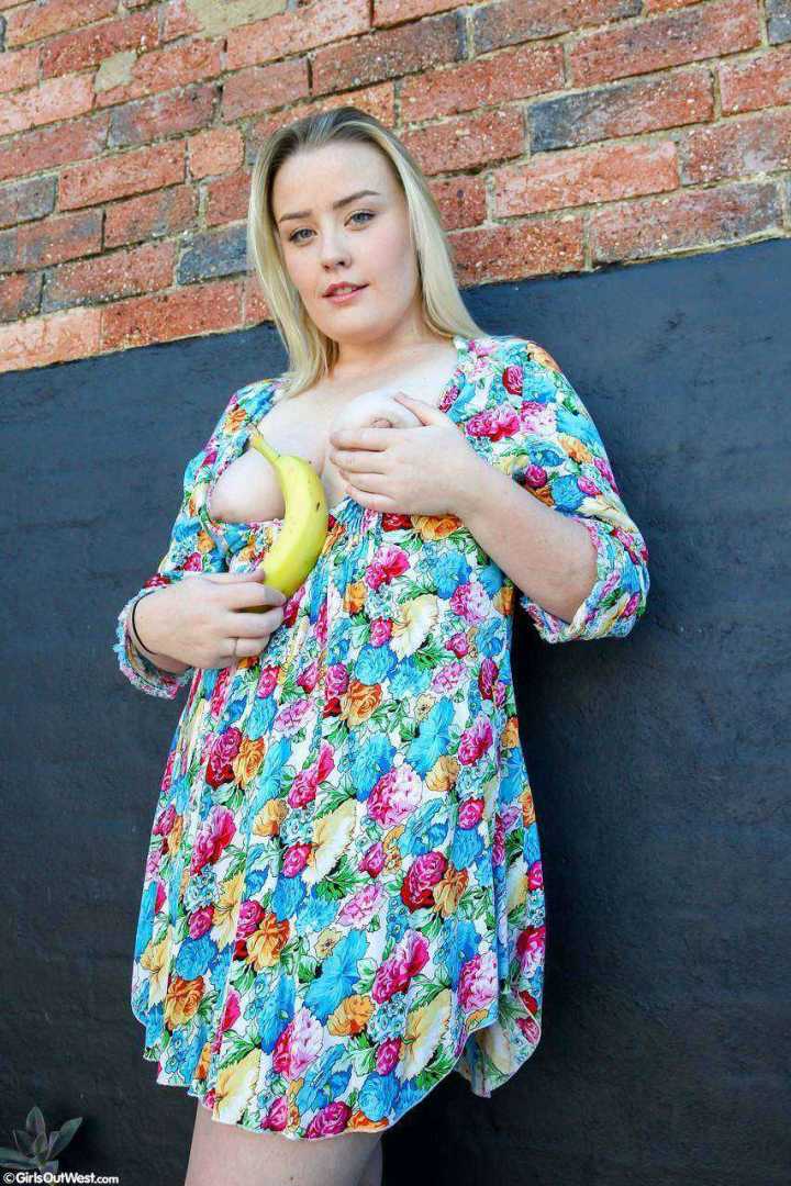 Fotos de Loira Gostosa Pelada Brincando com Banana