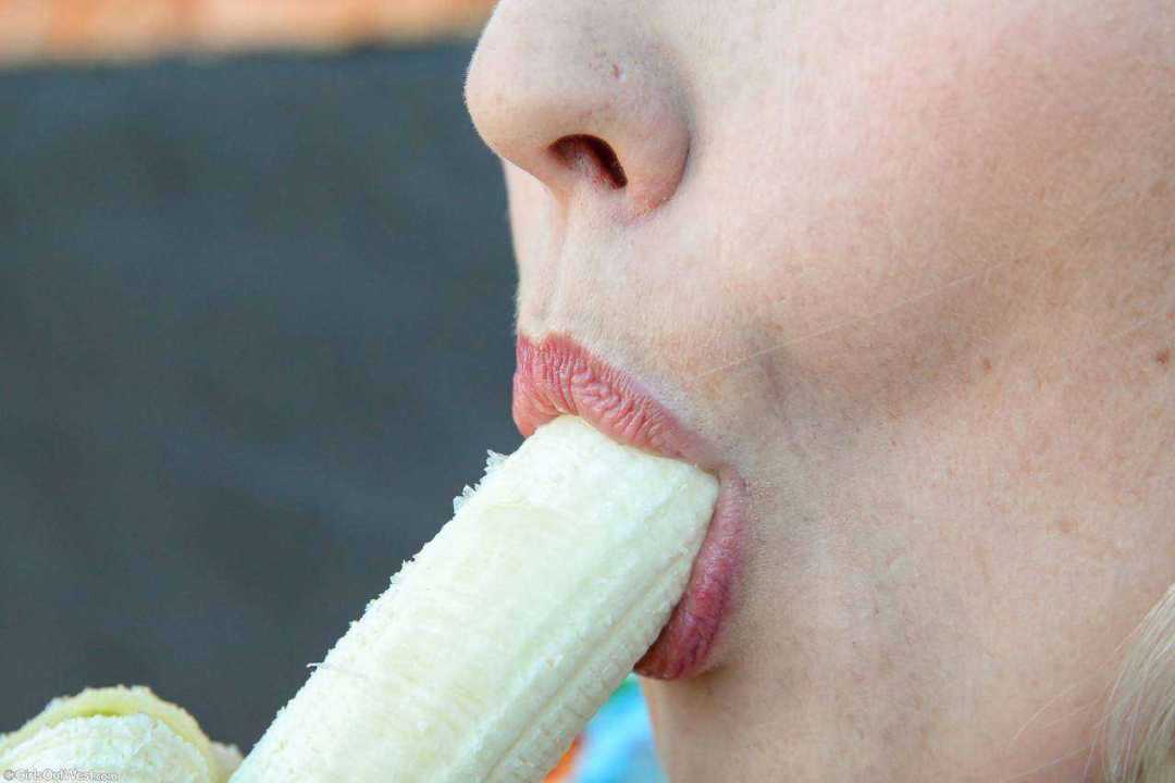 Fotos de Loira Gostosa Pelada Brincando com Banana