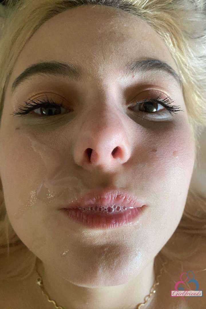 Aria Banks Loira Gostosa Tirando a Calcinha de Lado e Mostrando a Buceta