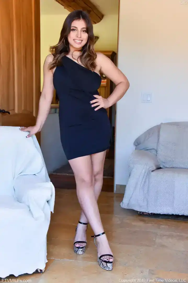 Fotos Pelada da Ella Knox Morena linda e Gostosa de Vestido Preto sem Calcinha