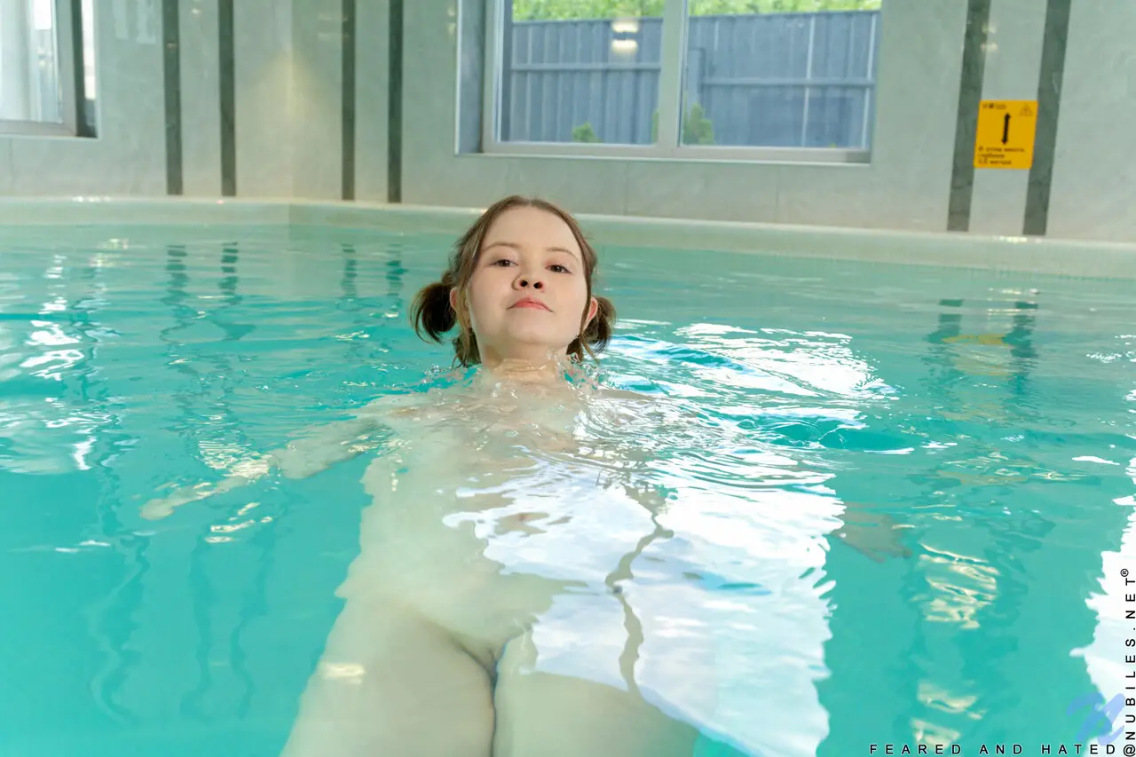 Novinha Peituda Gostosa Pelada Na Piscina